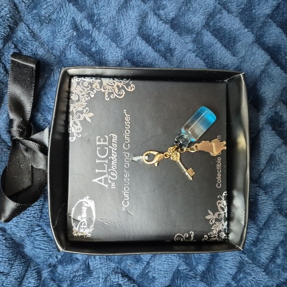 Disney Alice in Wonderland Collectible Charm, New With Tags - Picture 9 of 11